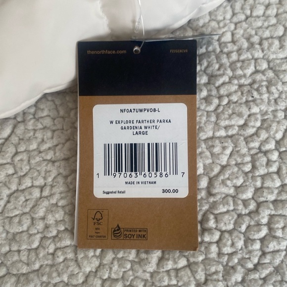 Brand new woman’s North Face parka - Picture 4 of 4